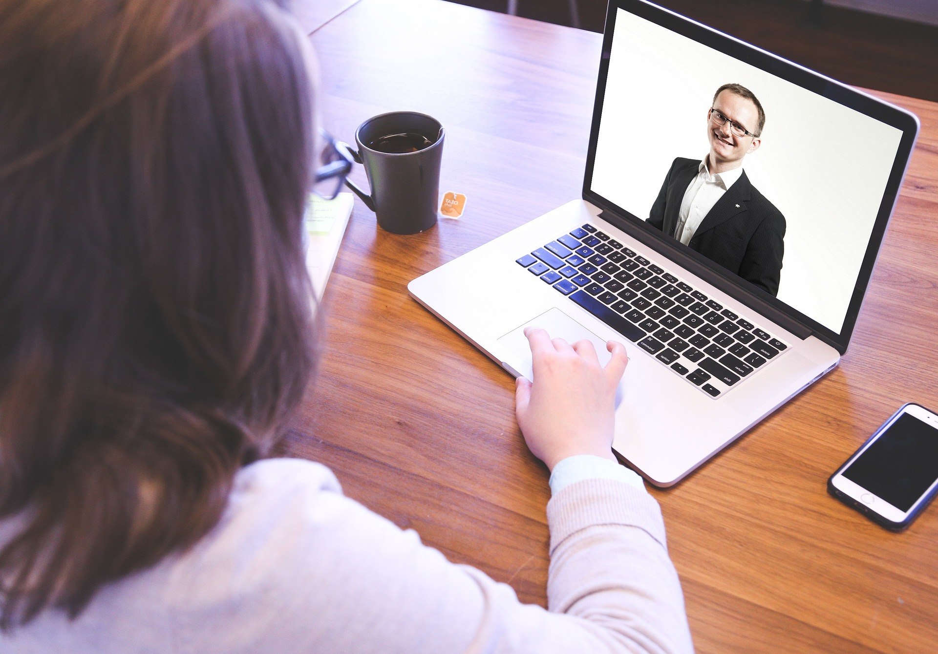 Mentor e mentorada em reunião de trabalho